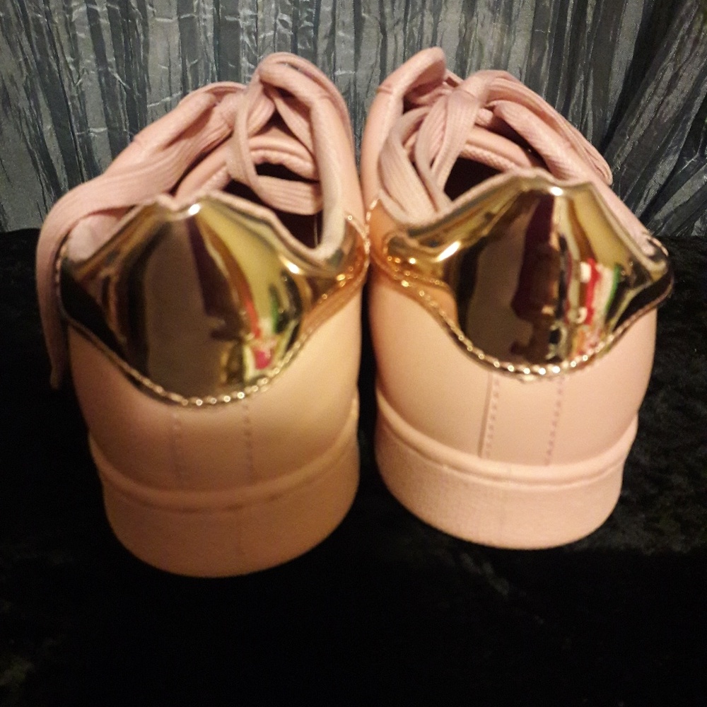 **SOLD**NWOT Super Cute Tennis Shoes - Picture 2 of 6